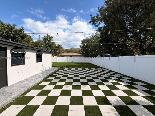 Building Photo - 1532 N Andrews Ave