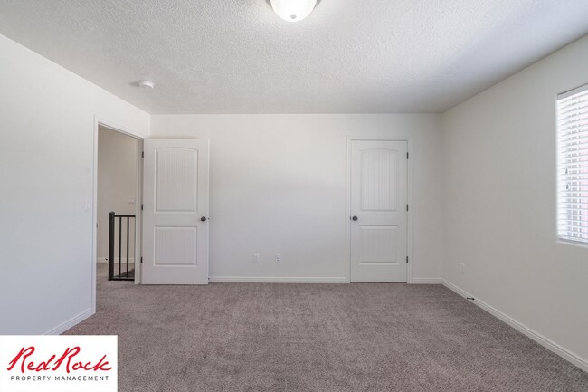 Building Photo - DOG-FRIENDLY 3 Bedroom Townhome with INTER...