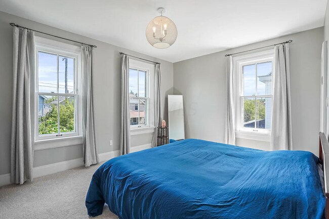 Building Photo - 329 E Jenkins Ave