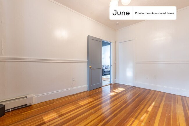Building Photo - Private bedroom in 3 bed/1 bath Home