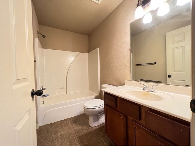 Building Photo - 1790 N Chestnut Ave