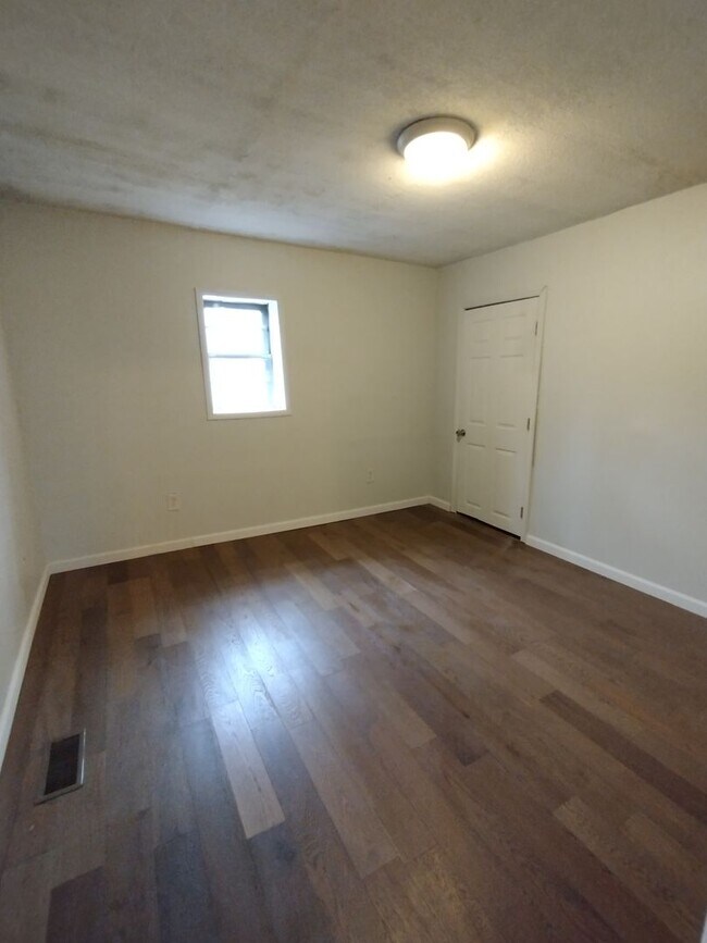 Building Photo - Newly Remodeled House in Rossville