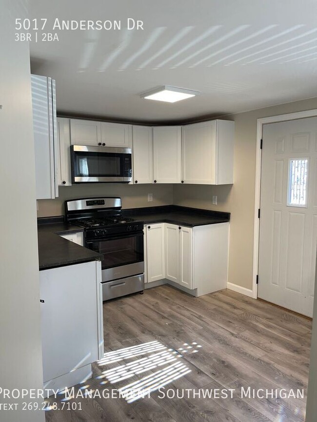 Building Photo - 5017 Anderson Dr