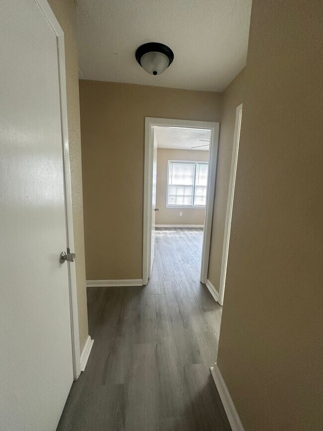 Building Photo - 4 Bed/2 Bath House