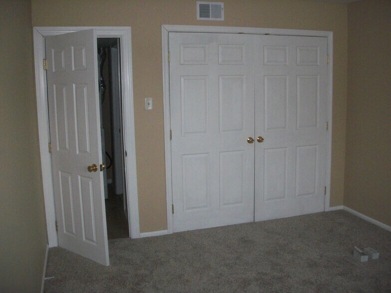 Main bedroom closet - 88 Wexford Dr