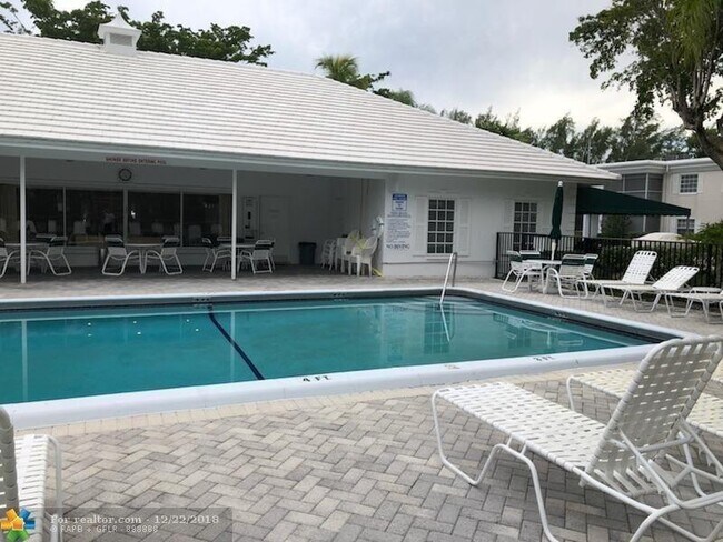 Building Photo - 6439 Bay Club Dr