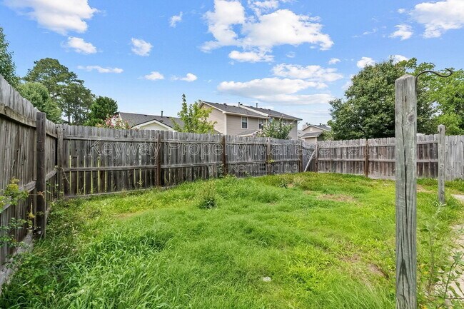 Building Photo - 3933 Miramar Dr Ext