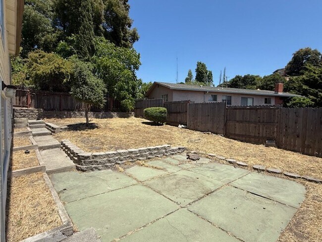 Building Photo - 3-Bedroom Rodeo Home with Brand New Kitchen!