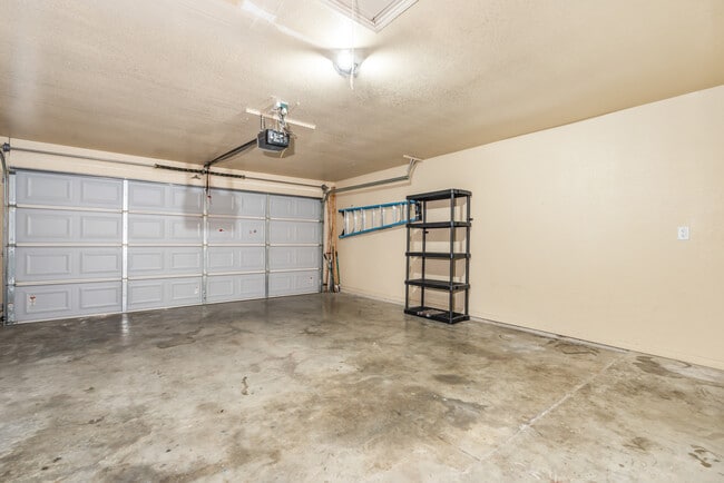 Building Photo - 605 Paintbrush Dr