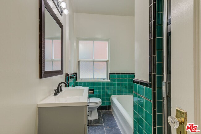 Building Photo - 320 S Reeves Dr