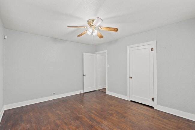 Building Photo - 2406 Oaklawn Dr