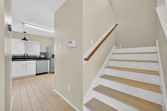 Building Photo - 6343 Settlers Square Ln