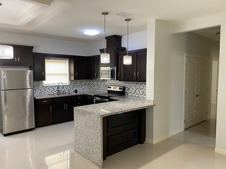 Building Photo - 904 E Myrtle Beach Ave