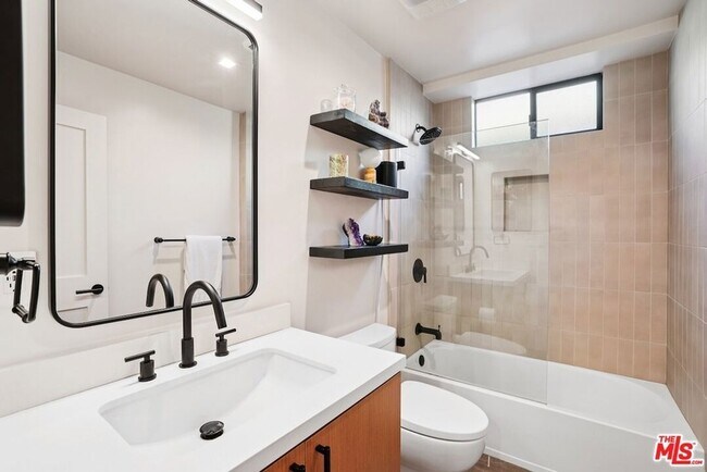 Building Photo - 838 N Mansfield Ave