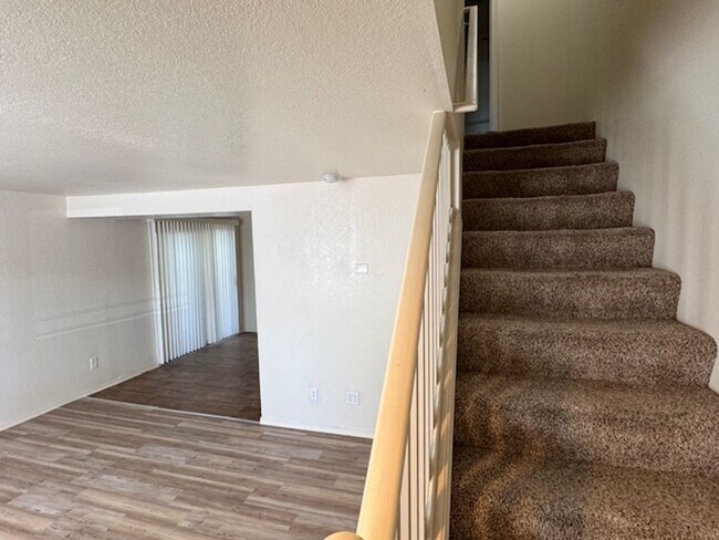 Building Photo - 2 BEDROOM TOWNHOME IN PHOENIX