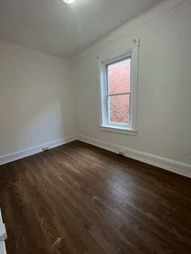 Building Photo - Nice 2 bedroom house big kitchen and yard