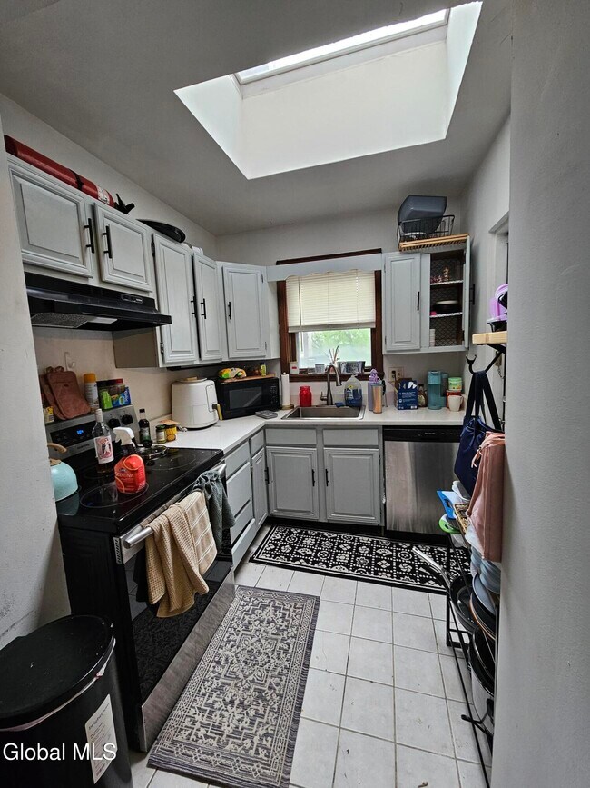 Building Photo - 15 Ten Broeck St