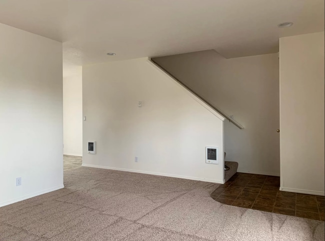 Building Photo - Cozy 2 Bed, 1.5 Bath Town Home!