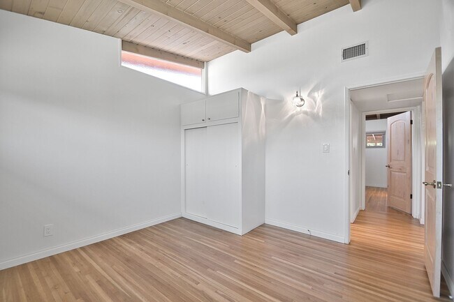 Building Photo - 3 Bedroom 2 Bath Home For Lease