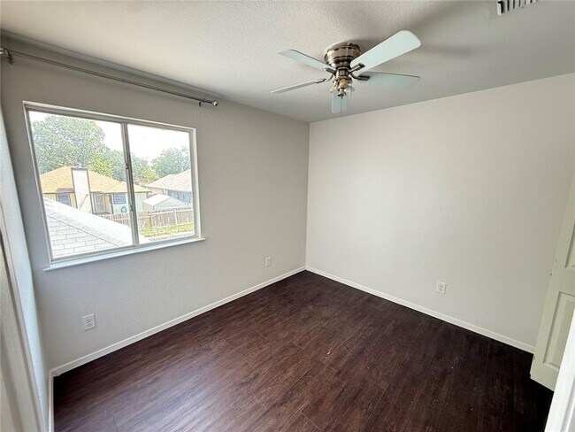 Building Photo - 3 Bed / 2 Bath / 2 living room a great bac...
