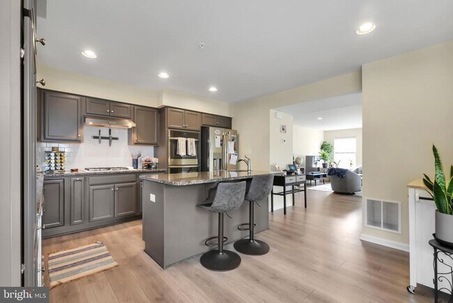 Building Photo - 121 High Pointe Dr