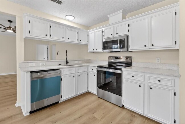 Building Photo - 4453 Lake George Dr