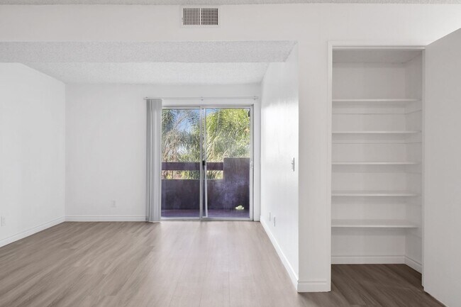 Building Photo - Great Sylmar Location-Upgraded 2/2 Apartment