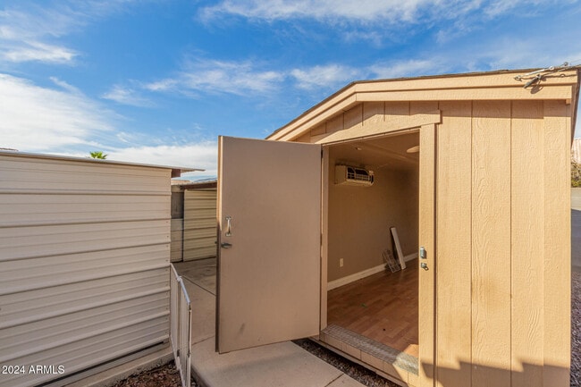 Building Photo - 8338 W Paradise Dr