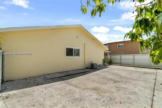 Building Photo - 330 W 74th Pl