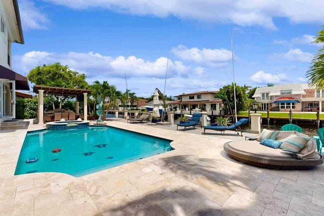 Building Photo - 3030 NE 45th St