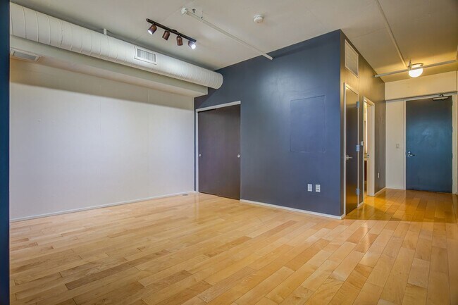 Building Photo - 1100 S Hope St