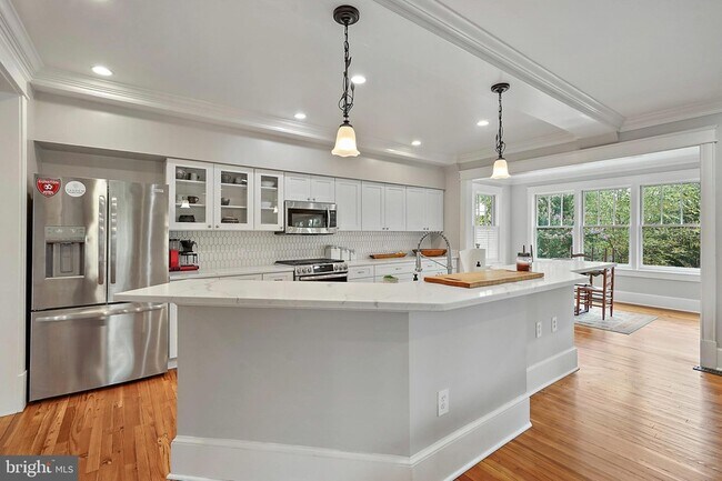 Building Photo - 1503 Russell Rd