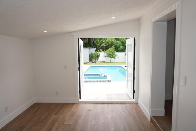 Building Photo - 403 Pinegrove Ave