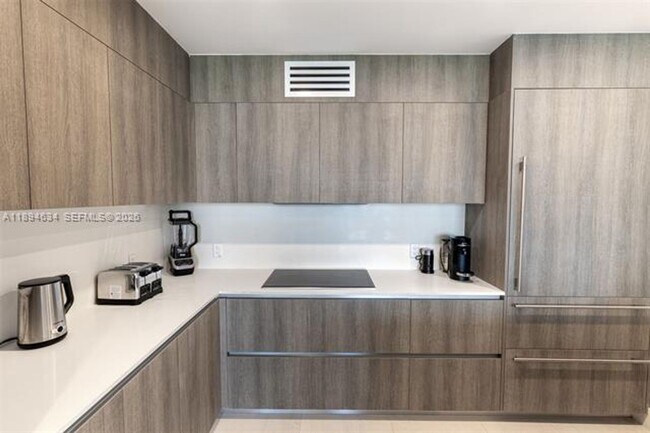 Building Photo - 17550 Collins Ave