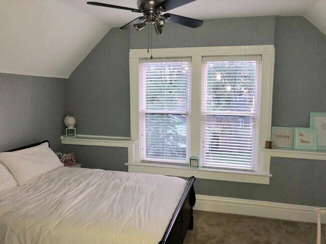 Building Photo - 2 bed/1 bath, Single-family Home! Modern and spacious with off-street parking and a relaxing back...