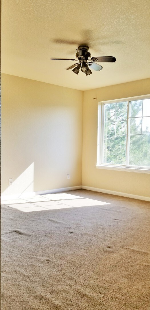 Building Photo - 3 Bedroom, 3.5 Bath End Unit Townhome, 2 C...