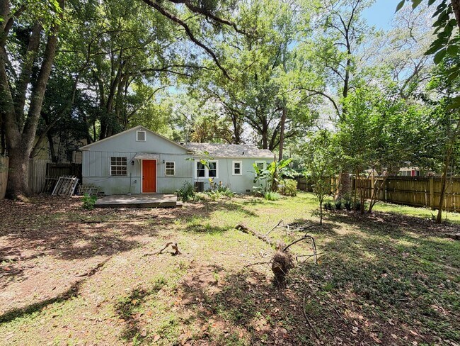 Building Photo - Historic Downtown Charm | Original Floors | Walk to Golf, Dining, Parks, & Concerts