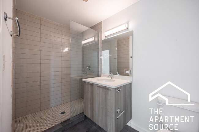 Building Photo - 932 W Dakin St