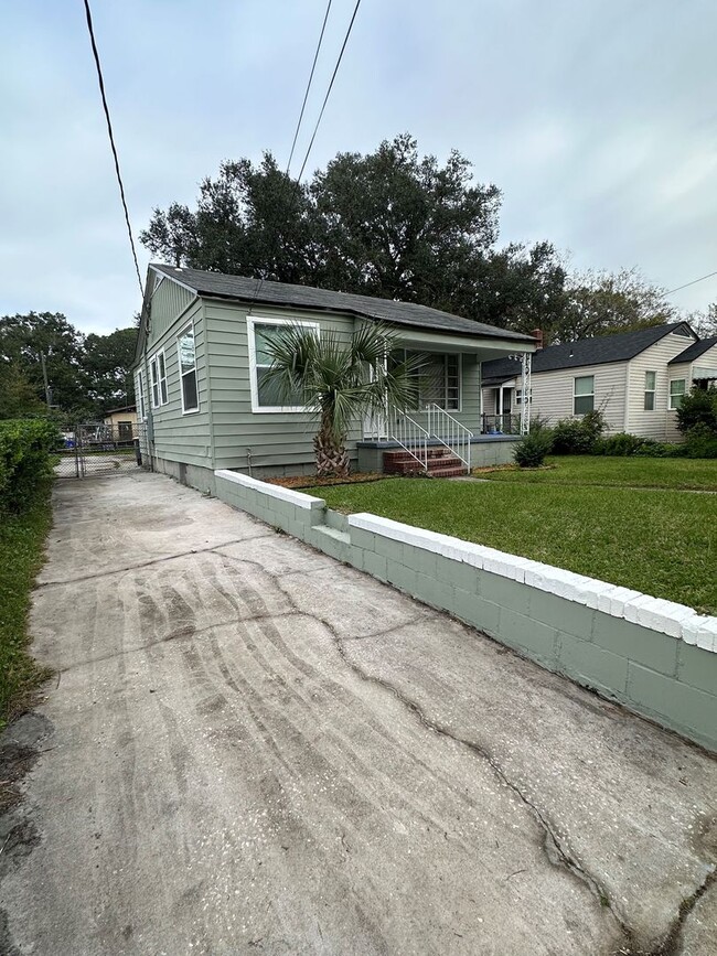 Building Photo - Ready Now- 3 Bedroom 1-Bathroom Home!