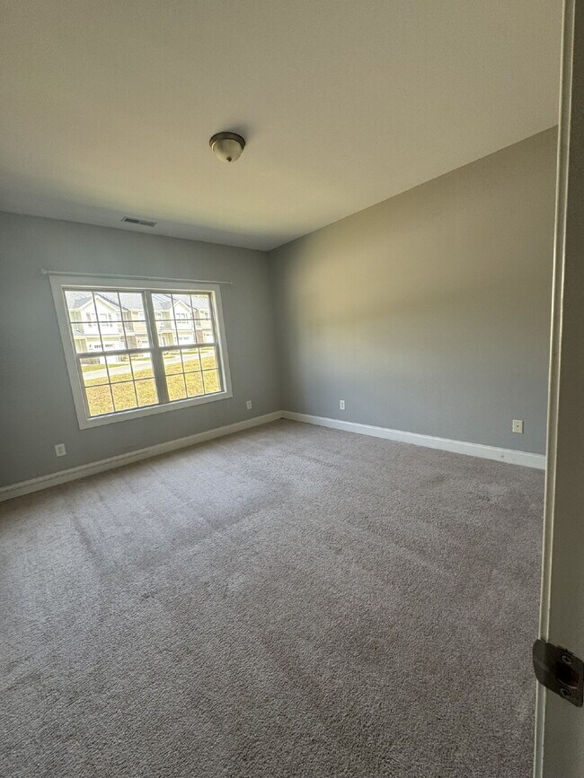 Building Photo - Beautiful townhouse near Henslee Park