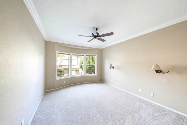 Building Photo - Gorgeous interior tract townhouse in the desirable gated Summit community