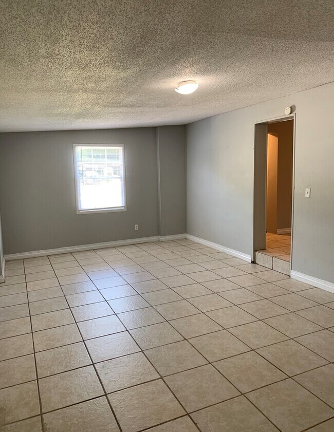 Building Photo - Spacious 3 Bedroom Home Near River City Marketplace