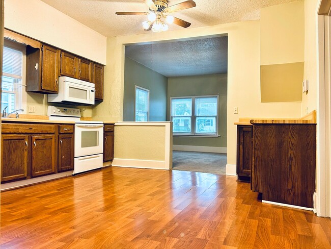 Building Photo - Cute Single Family Home, Great Location