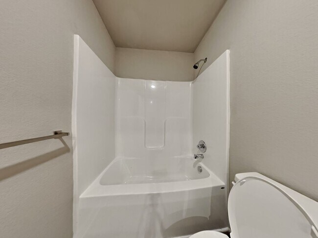 Building Photo - Charming 3-Bed, 2-Bath Home in Blue Springs