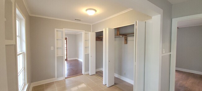 Building Photo - Beautiful 3 bedroom/1.5 bathroom house wit...