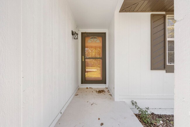 Building Photo - 1621 N Hillcrest Ave