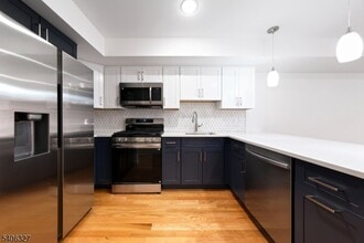 Building Photo - 52 James St