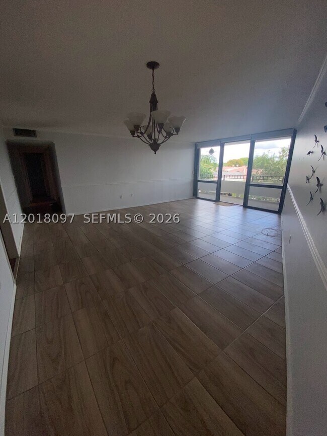 Building Photo - 13951 Kendale Lakes Dr