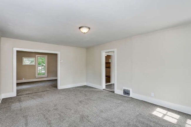 Building Photo - Available soon 12/27/24 in Newton! Spaciou...