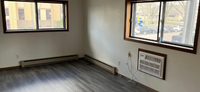 Primary Photo - 124 N Broadway St